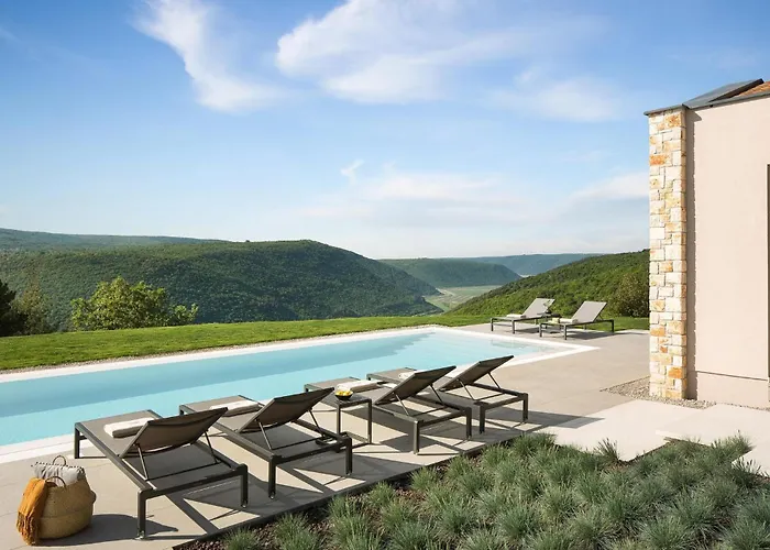 Vikendica Pine Tree *